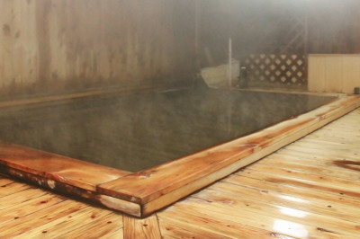 渋温泉初の湯の総檜風呂