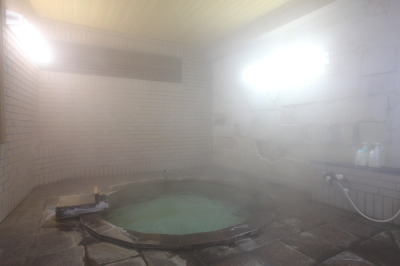渋温泉初の湯の御影石風呂